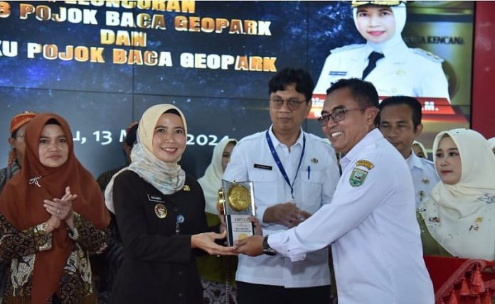 Ristawati Hadiri Penyambutan Piala Adipura dan Resmikan Pojok Baca Geopark Ristawati Purwaningsih