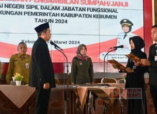 Ristawati Hadiri Pelantikan dan Pengambilan Sumpah PNS Dalam Jabatan Guru