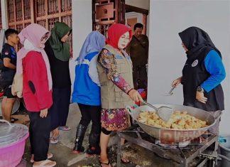 Sri Sumarni Lakukan Peninjauan Dapur Umum Untuk Korban Banjir