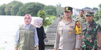 Tanggap Cepat, Sri Sumarni Tinjau Tanggul Jebol di Desa Bugel