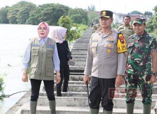 Tanggap Cepat, Sri Sumarni Tinjau Tanggul Jebol di Desa Bugel