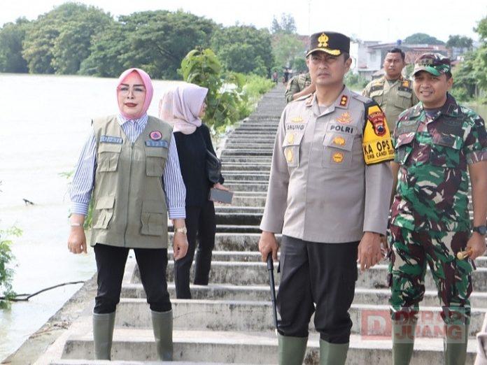 Bupati Sri Sumarni tinjau tanggul jebol