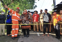 Bupati Yuni Terjun Langsung Tinjau Korban Longsor