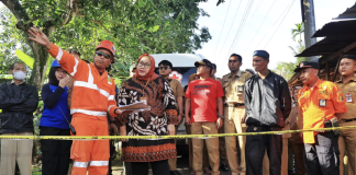 Bupati Yuni Terjun Langsung Tinjau Korban Longsor Bupati Yuni Terjun Langsung Tinjau Korban Longsor