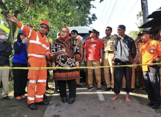 Bupati Yuni Terjun Langsung Tinjau Korban Longsor Bupati Yuni Terjun Langsung Tinjau Korban Longsor