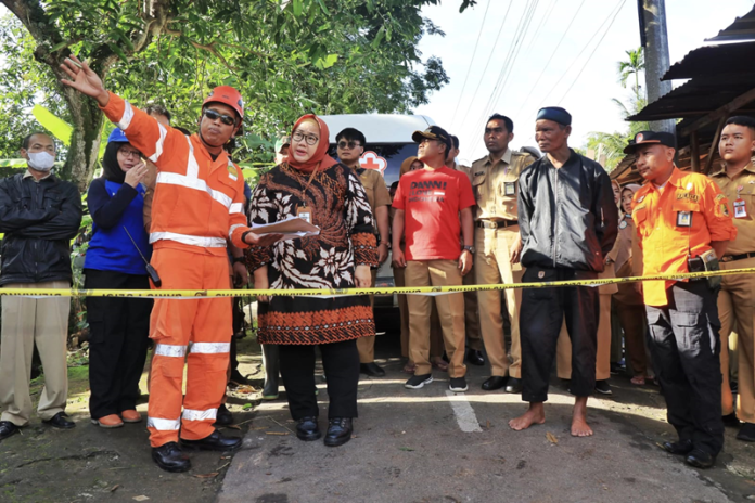 Bupati Yuni Terjun Langsung Tinjau Korban Longsor