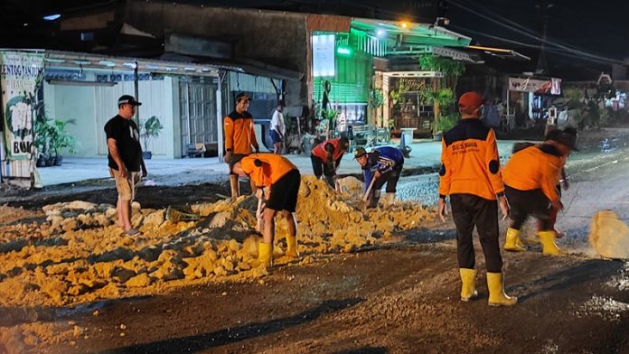 MASAN URUG JALAN RUSAK TANJUNGKARANG