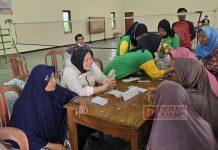 Suhartini Berikan Bantuan Kepada Masyarakat Terdampak Banjir di Sinoman