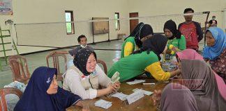 Suhartini Berikan Bantuan Kepada Masyarakat Terdampak Banjir di Sinoman