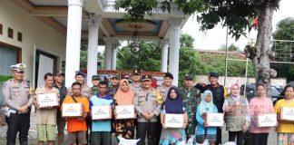 Bupati Sri Sumarni Menyerahkan Bantuan Sosial Kepada Banjir Grobogan