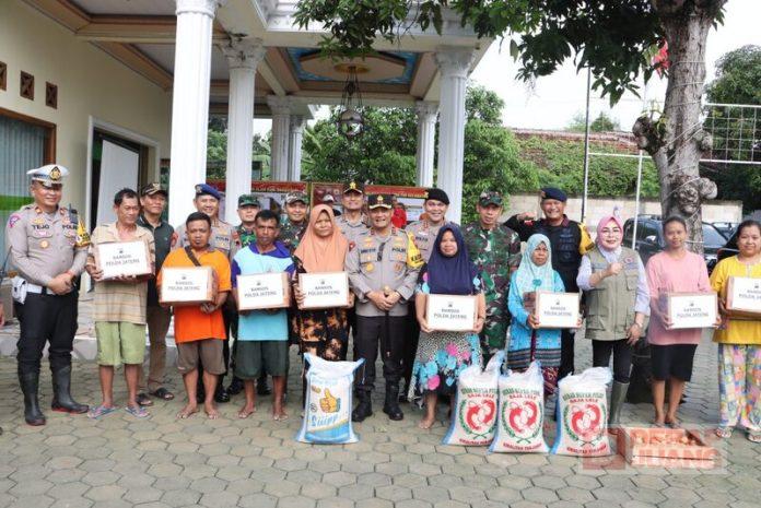 Penyerahan bantuan sosial kepada korban banjir