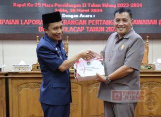 Taufik Terima LKPJ Bupati Cilacap pada Rapat Paripurna DPRD Cilacap