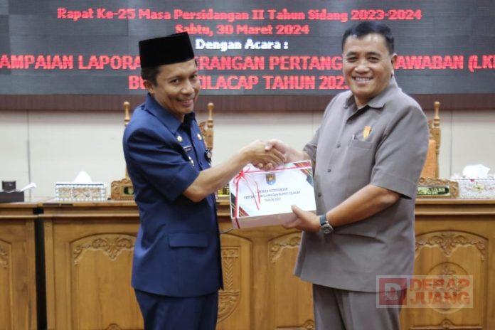 Taufik Terima LKPJ Bupati Cilacap Pada Rapat Paripurna DPRD Cilacap
