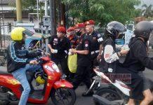 Warnai Ramadhan Penuh Berkah, Satgas Cakra Buana Banyumas Bagikan 5.000 Takjil