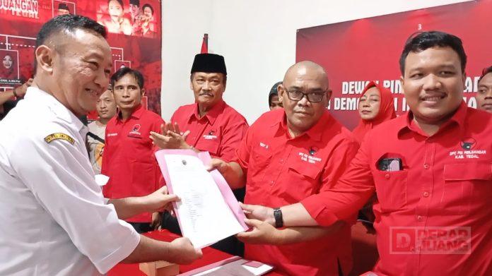 Ketua PA GMNI Tegal Ambil Formulir Daftar Calon Bupati di DPC PDI Perjuangan Tegal