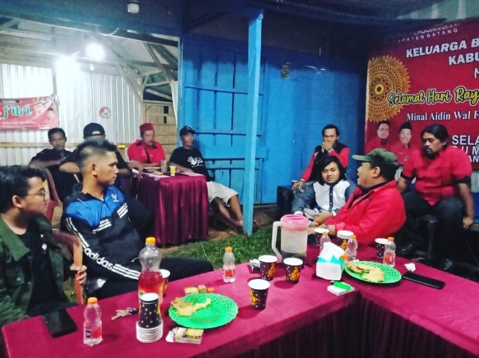 ahmad-ridwan-sambangi-posko-mudik-pdi-perjuangan-di-pertigaan-terminal-banyuputih-batang-bflDwZbFZr