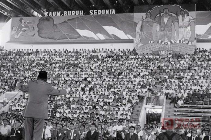 Bung Karno, Buruh, dan Konsep Pembentukan Kekuatan untuk Kesejahteraan Bung Karno, Buruh, dan Konsep Pembentukan Kekuatan untuk Kesejahteraan