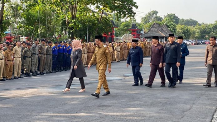 Bupati Etik dan Wakil Bupati Agus Santosa Halalbihalal Bersama ASN Bupati Etik dan Wakil Bupati Agus Santosa Halalbihalal Bersama ASN