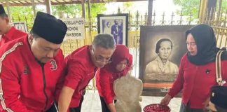 Ziarah Makam RA Kartini, Denny: Seperti Kata Ibu Mega Mengutip Kartini “Habis Gelap Terbitlah Terang”