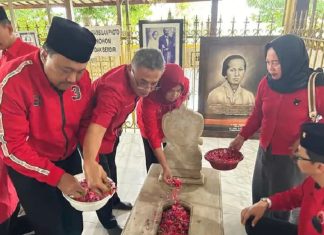 Ziarah Makam RA Kartini, Denny: Seperti Kata Ibu Mega Mengutip Kartini “Habis Gelap Terbitlah Terang”