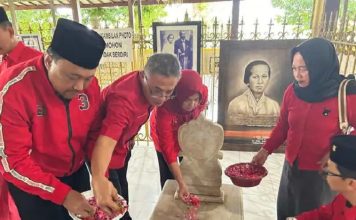 Ziarah Makam RA Kartini, Denny: Seperti Kata Ibu Mega Mengutip Kartini “Habis Gelap Terbitlah Terang”