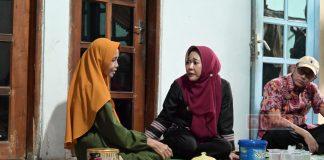 Bupati Tiwi Santuni 2 Keluarga Korban Kebakaran di Karangjambe