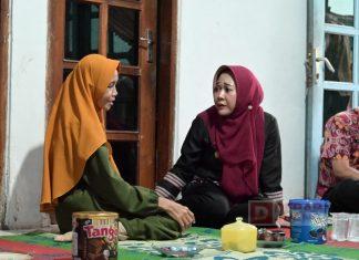 Bupati Tiwi Santuni 2 Keluarga Korban Kebakaran di Karangjambe