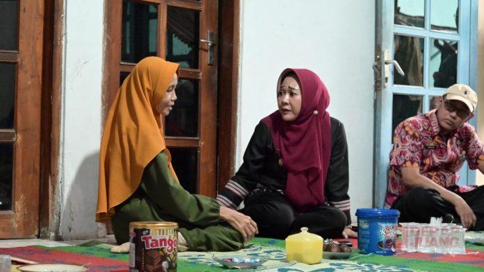 Bupati Tiwi Santuni 2 Keluarga Korban Kebakaran di Karangjambe