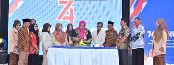 Bupati Yuni Hadiri Puncak HUT Ke-74 IGTKI Bupati Yuni Hadiri Puncak HUT Ke-74 IGTKI-PGRI se-Solo Raya