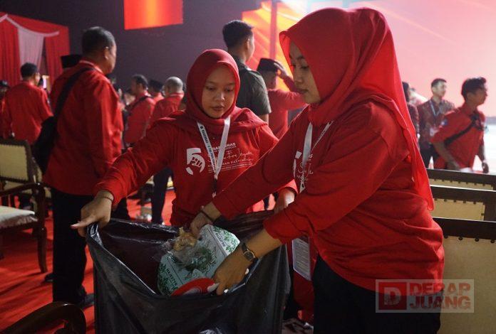 Korps Komunitas Juang Laksanakan Giat Kebersihan di Rakernas V PDI Perjuangan Korps Komunitas Juang Laksanakan Giat Kebersihan di Rakernas V PDI Perjuangan