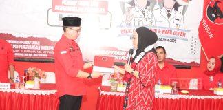 Diantar Ribuan Kader dan Relawan, Bu Tiwi Kembalikan Formulir Pendaftaran Cabup