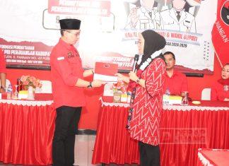 Diantar Ribuan Kader dan Relawan, Bu Tiwi Kembalikan Formulir Pendaftaran Cabup