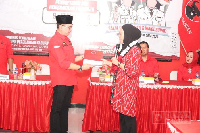 Diantar Ribuan Kader dan Relawan, Bu Tiwi Kembalikan Formulir Pendaftaran Cabup