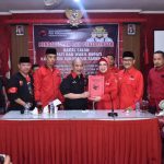 Etik Suryani kembalikan formulir pendaftaran ke DPC Partai dan diterima oleh Ketua DPC Partai