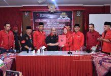 Etik Suryani kembalikan formulir pendaftaran ke DPC Partai dan diterima oleh Ketua DPC Partai