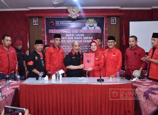 Etik Suryani kembalikan formulir pendaftaran ke DPC Partai dan diterima oleh Ketua DPC Partai