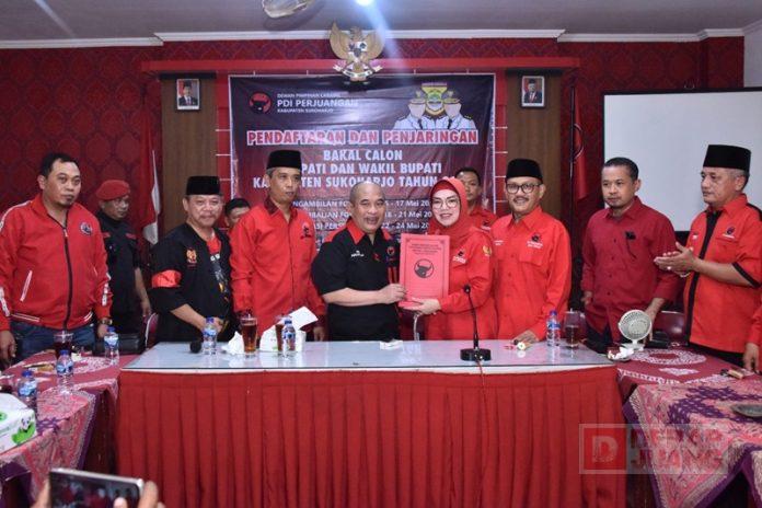 Diantar Ratusan Kader, Etik Suryani Kembalikan Formulir ke DPC Partai Etik Suryani kembalikan formulir pendaftaran ke DPC Partai dan diterima oleh Ketua DPC Partai