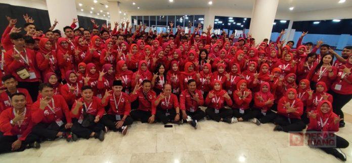 Dedikasi dan Semangat Kader Komunitas Juang dalam Bertugas di Rakernas V PDI Perjuangan
