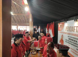 DPC PDI Perjuangan Grobogan Terima Formulir Pendaftaran Setyo Hadi Sebagai Cabup-Cawabup