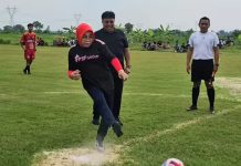 Sri Sumarni Hadiri Fun Football Persipur Legend VS Timnas Indonesia Legend