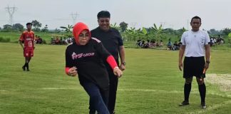 Sri Sumarni Hadiri Fun Football Persipur Legend VS Timnas Indonesia Legend