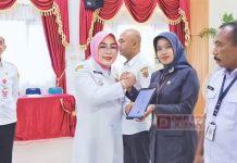 Bupati Sri Sumarni Serahkan SK Kenaikan Pangkat PNS