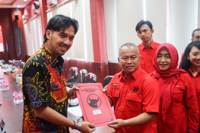 Mantan Ajudan Ganjar Ambil Formulir Calon Wakil Bupati Tegal di PDI Perjuangan Jateng