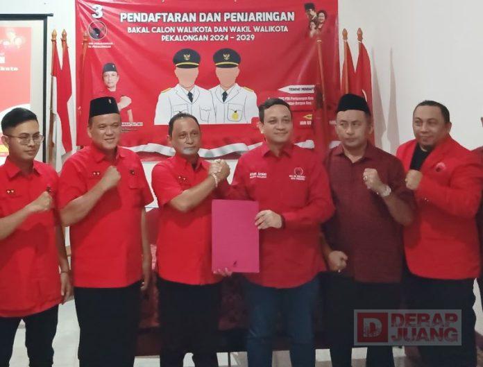 Mas Aaf Kembalikan Formulir Pendaftaran Pilwalkot Pekalongan Mas Aaf Kembalikan Formulir Pendaftaran Pilwalkot Pekalongan