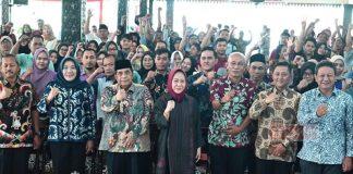 Peringati Hari Buruh, Bupati Tiwi Serahkan Tiket Wisata Gratis kepada Ratusan Ribu Karyawan Pabrik