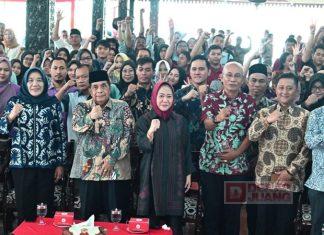 Peringati Hari Buruh, Bupati Tiwi Serahkan Tiket Wisata Gratis kepada Ratusan Ribu Karyawan Pabrik