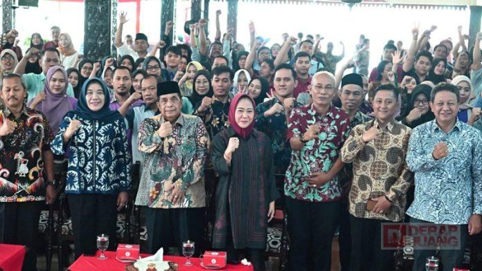 Peringati Hari Buruh, Bupati Tiwi Serahkan Tiket Wisata Gratis kepada Ratusan Ribu Karyawan Pabrik