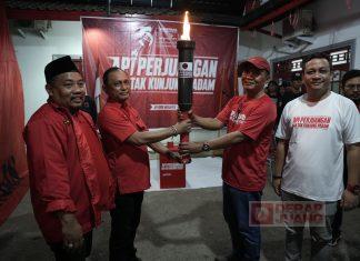 Tiba di DPC PDI Perjuangan Batang, Api Obor Perjuangan dari Mrapen Disambut Ahmad Ridwan