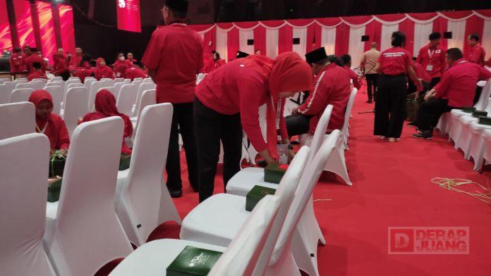 Rakernas Hari Kedua, Korps Komunitas Juang Gerak Cepat Distribusikan Logistik Acara Rakernas Hari Kedua, Korps Komunitas Juang Gerak Cepat Distribusikan Logistik Acara