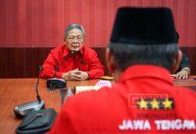 Mantan Wakil Gubernur Jateng, Heru Sudjatmoko Menyerahkan Formulir Cawagub
